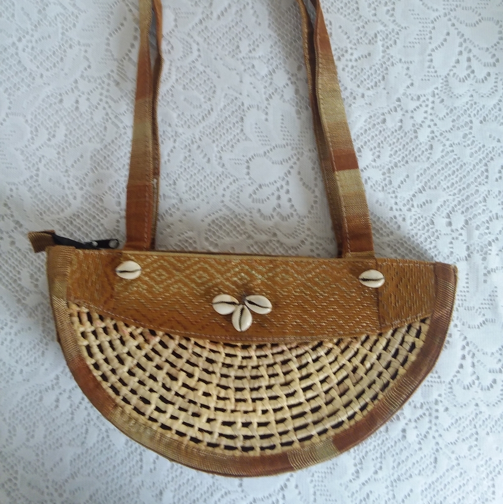 Woven purse with shells